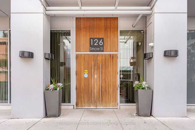 1808 - 126 Simcoe Street