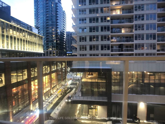 #605 - 17 Bathurst Street