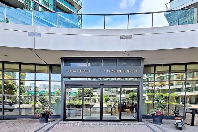 318 - 33 Bay Street