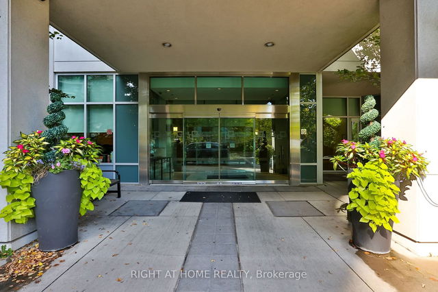 1112 - 16 Harrison Garden Boulevard