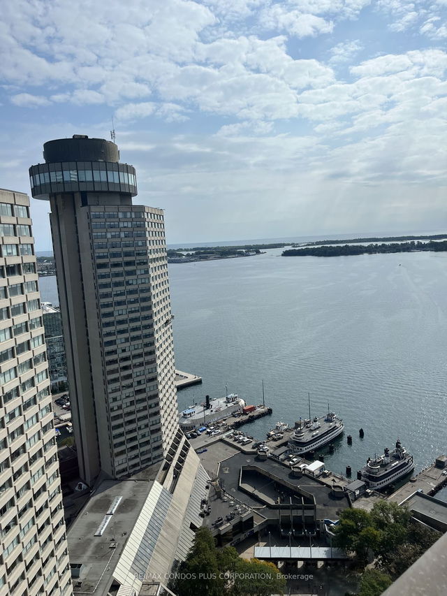 3238 - 33 HARBOUR Square