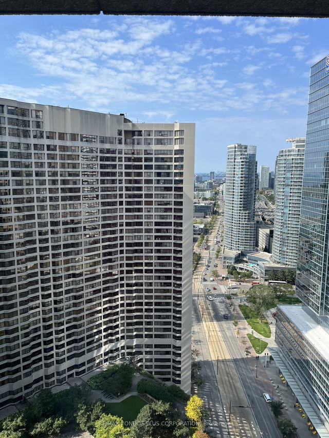 3238 - 33 HARBOUR Square