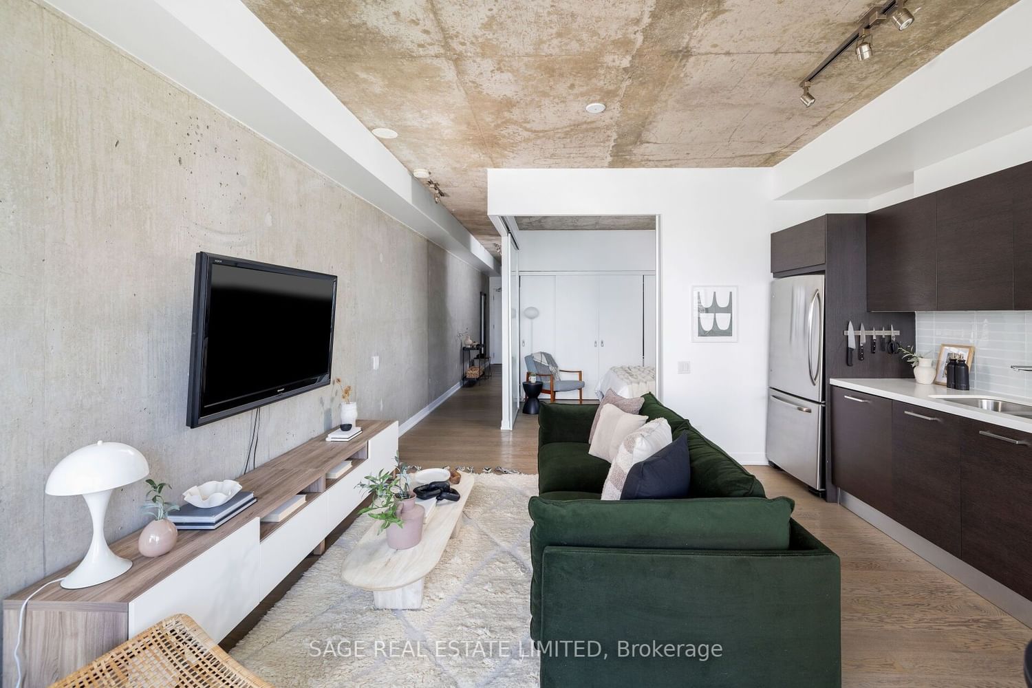 Listing Image 4
