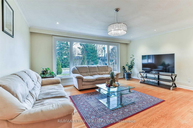 36 Dewlane Dr, Toronto, M2R 2P8 | Image 2