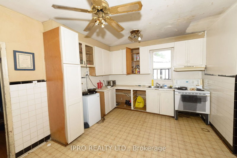 625 Vaughan Rd, Toronto, M6C 2R4 | Image 2