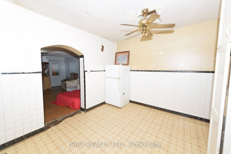 625 Vaughan Rd, Toronto, M6C 2R4 | Image 3