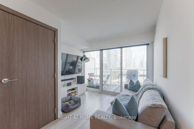 1112 - 17 Bathurst Street
