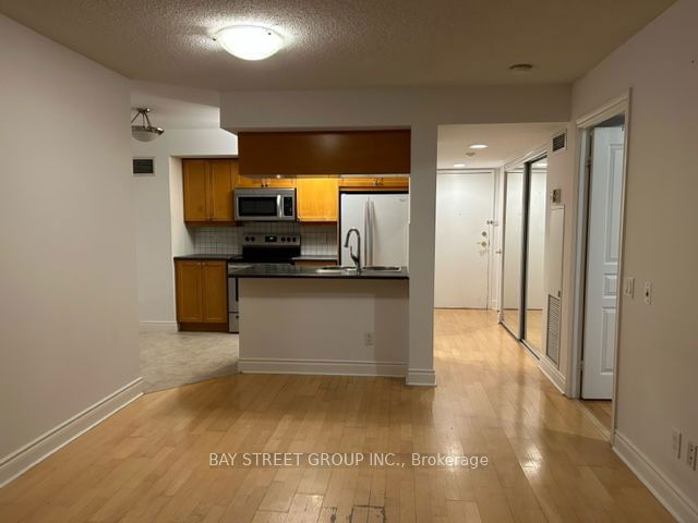 1627 - 15 Northtown Way