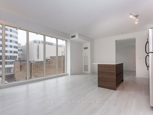 707 - 220 Victoria Street