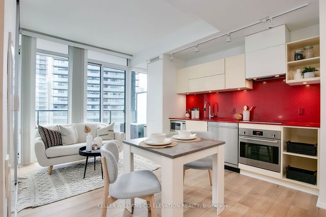 2712 - 125 Peter Street