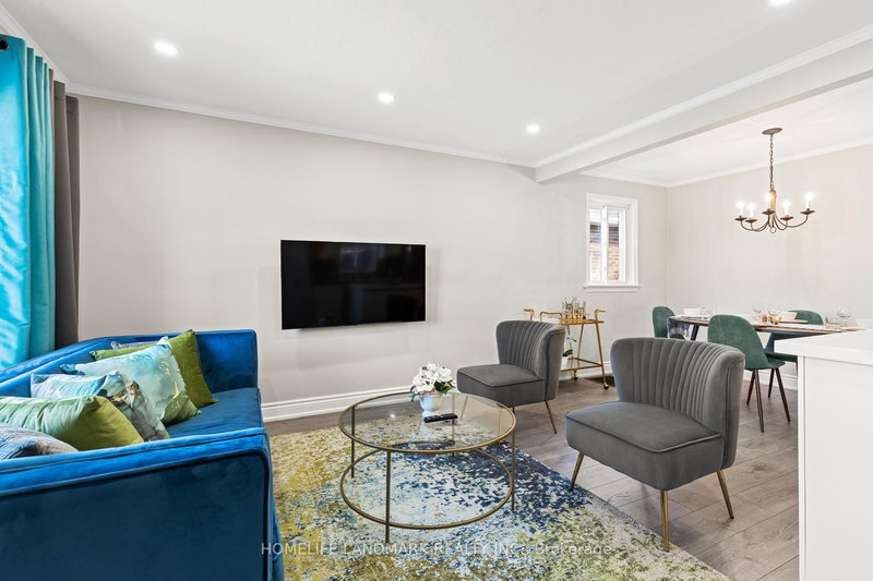 107 Parklea Dr, Toronto, M4G 2J9 | Image 3