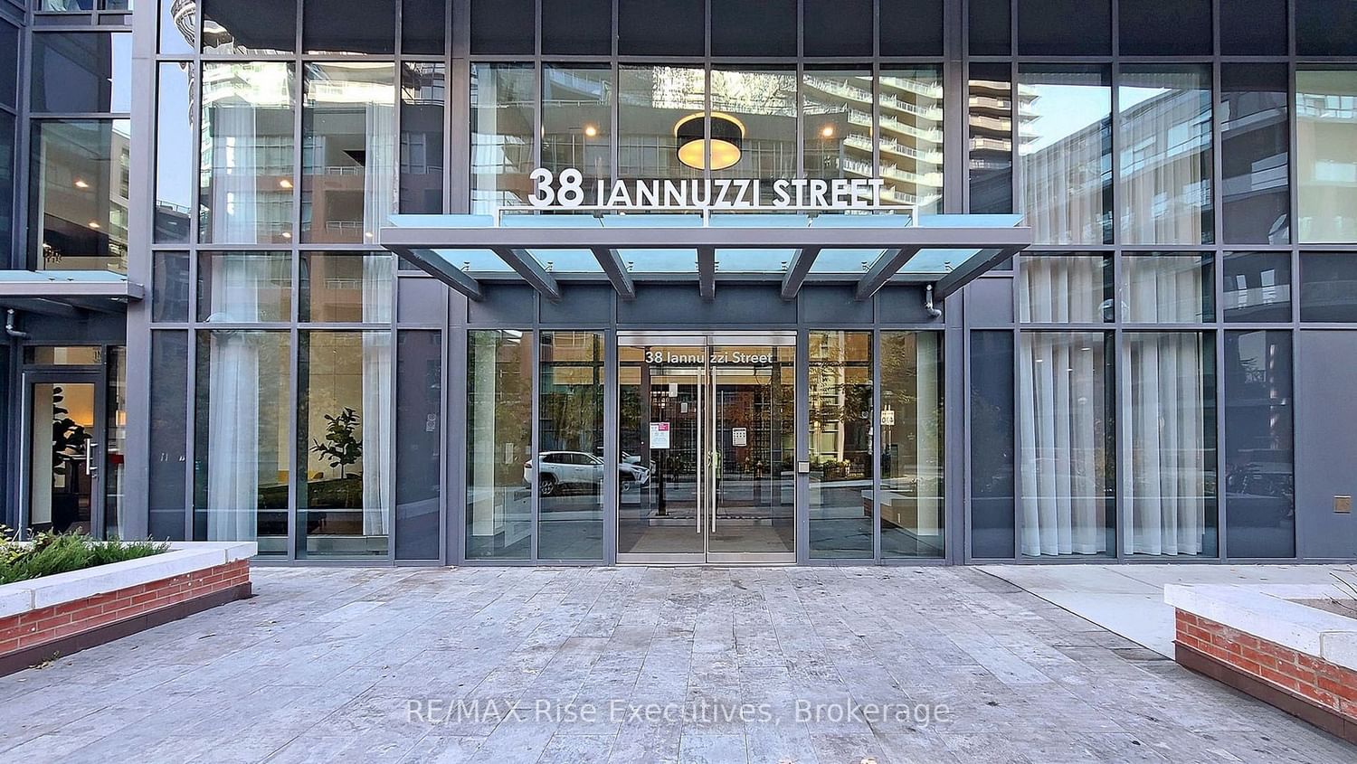 Listing Image 4