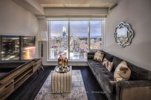 5201 - 197 Yonge Street