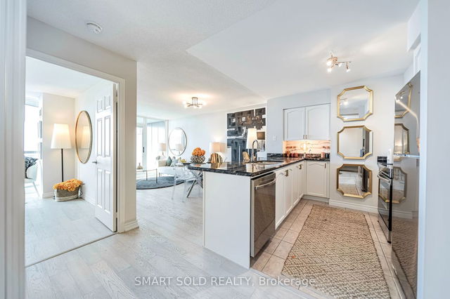 2515 - 30 Grand Trunk Crescent