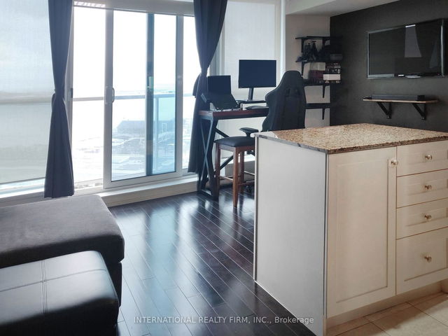 1609 - 208 Queens Quay