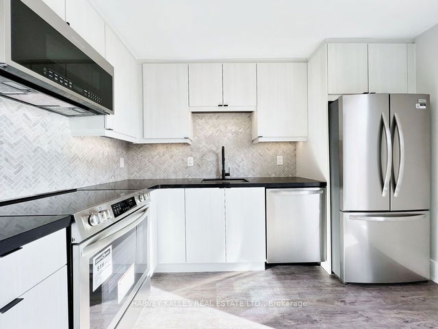 Upper - 897 Dundas Street