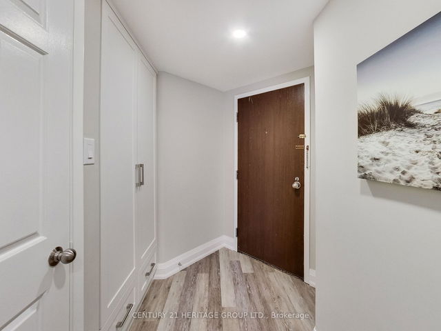 1607 - 717 Bay Street