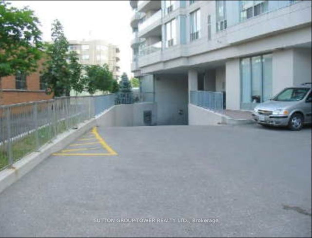 Parking - 906 Sheppard Avenue