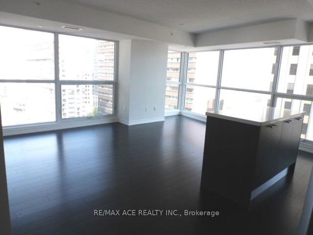 702 - 386 Yonge Street