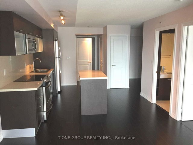 1605 - 386 Yonge Street