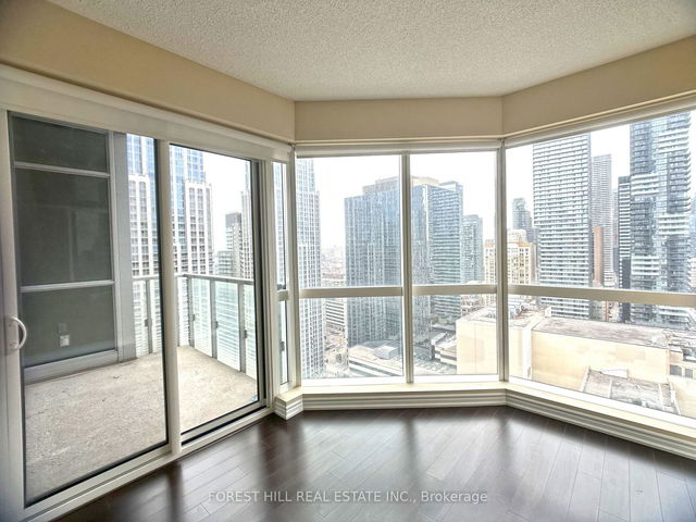 2816 - 386 Yonge Street