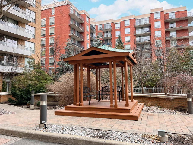 302 - 245 Davisville Avenue