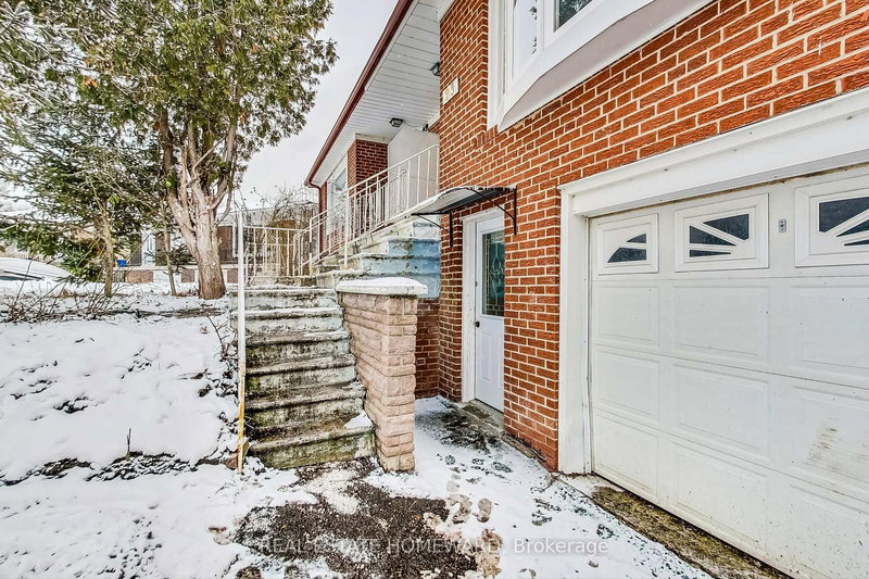 23 Reiber Cres, Toronto, M2H 1C3 | Image 2