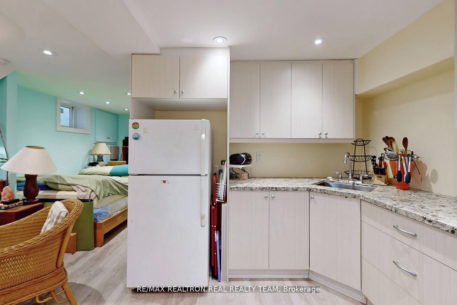 Listing Image 9