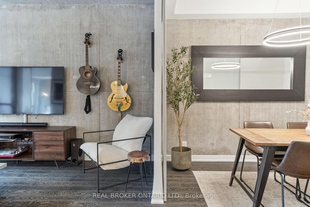 305 - 39 Brant Street