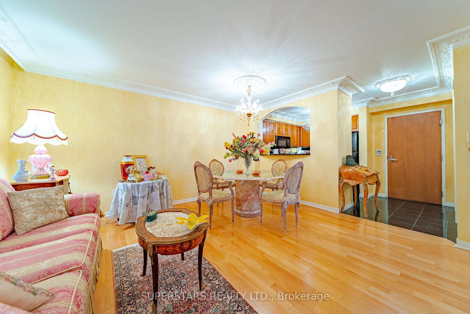 Listing Image 4