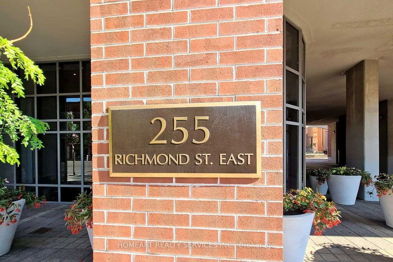 home for lease on 404-255 Richmond Street E
