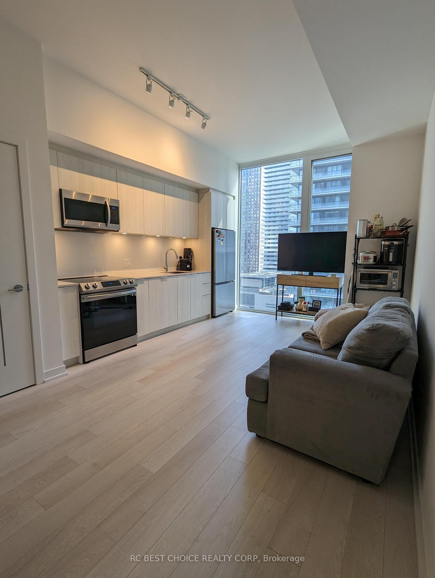 Listing Image 3
