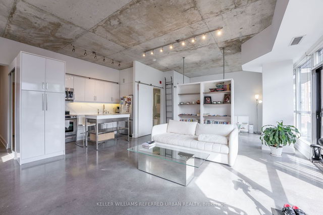 305 - 833 King Street