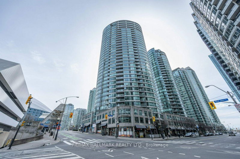 home for lease on 701-361 Front Street W