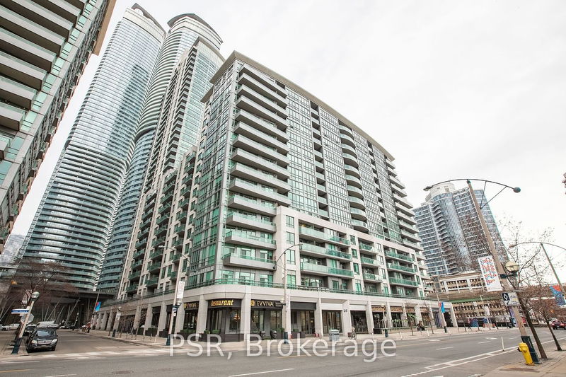 home for lease on 226-25 Lower Simcoe Street