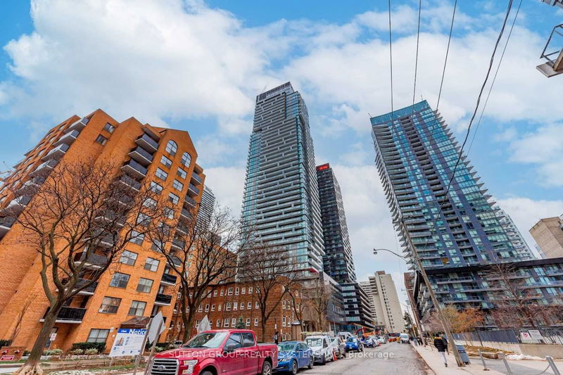 home for lease on 3004-39 Roehampton Avenue