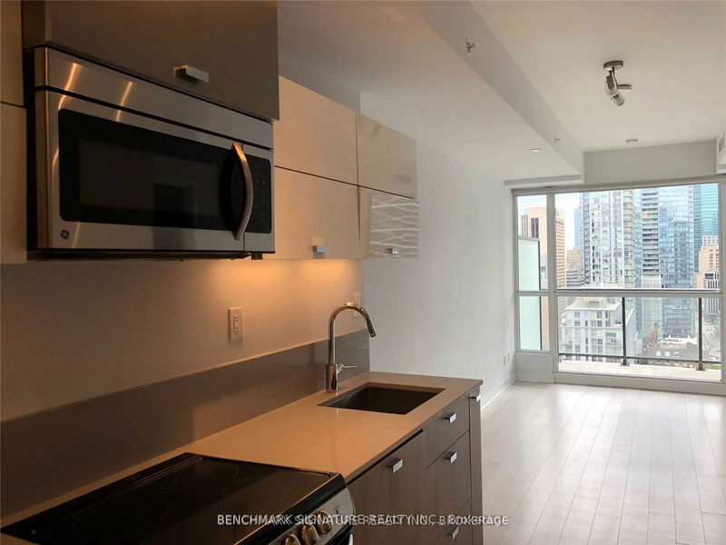 home for lease on 2009-290 Adelaide Street W