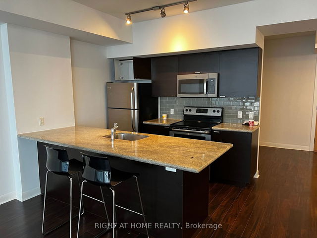 905 - 375 King Street W