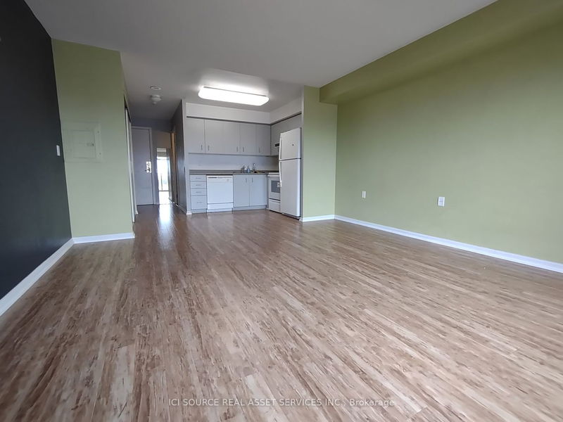 home for lease on 532-650 Lawrence Avenue W