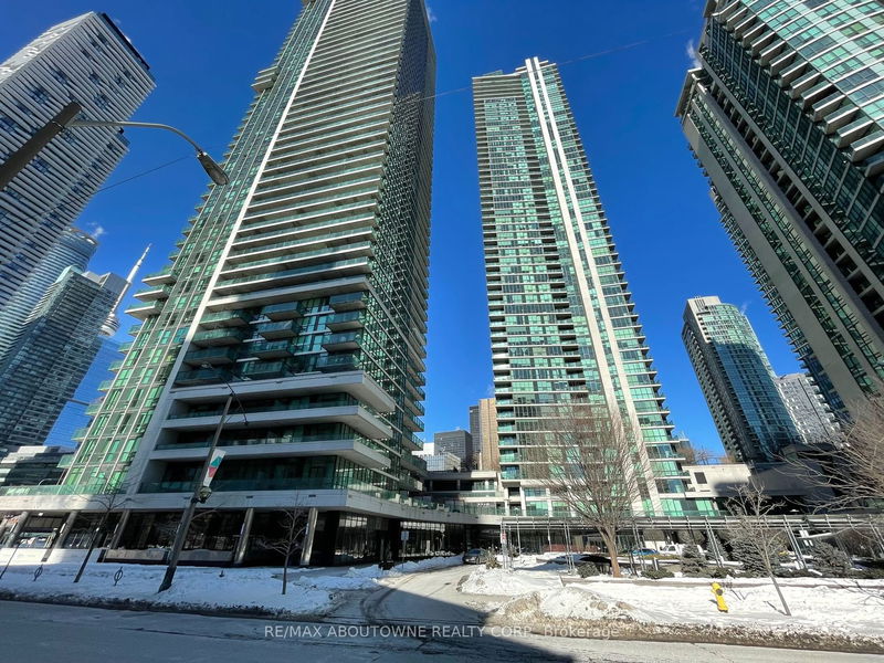 home for lease on 1001-33 Bay Street