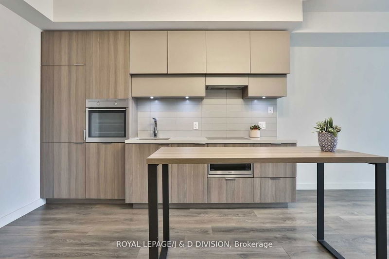home for lease on 707-8 Eglinton Avenue E