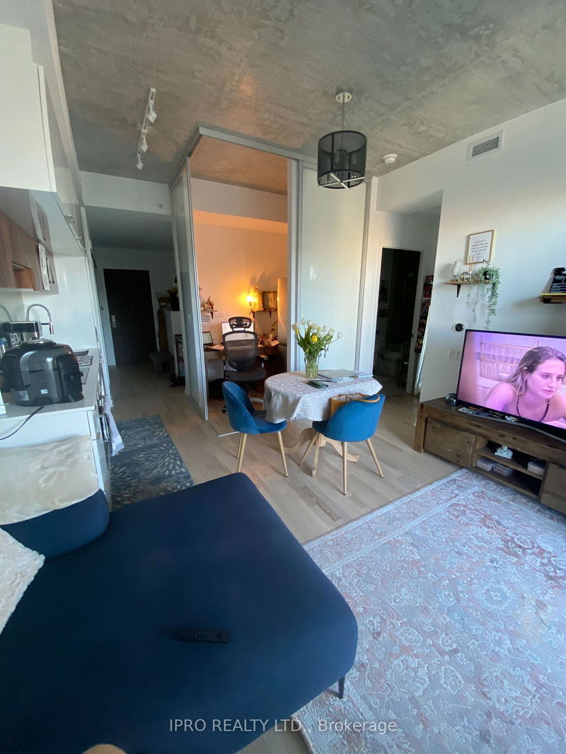 home for lease on 807-185 Roehampton Avenue