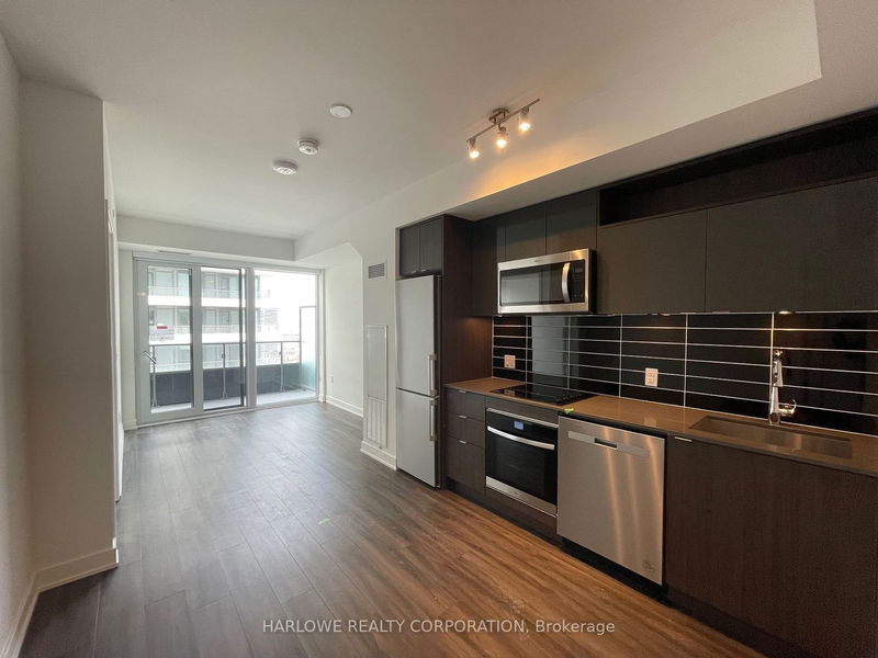 home for lease on 2324 W-135 Lower Sherbourne Street