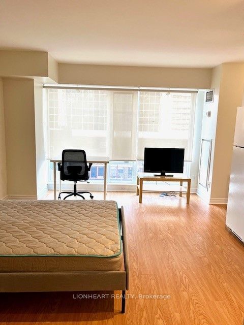 home for lease on 906-210 Victoria Street