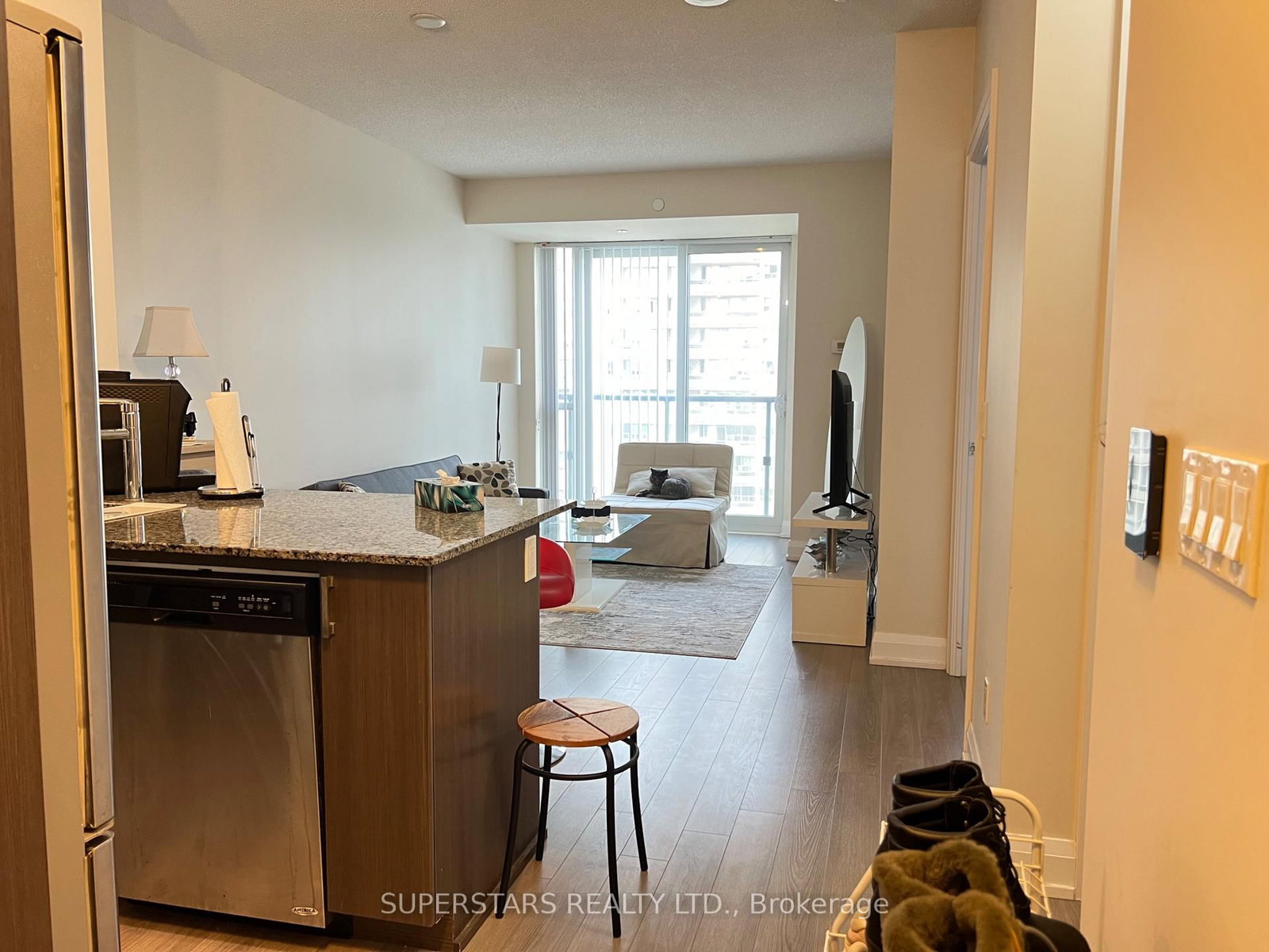 Listing Image 4