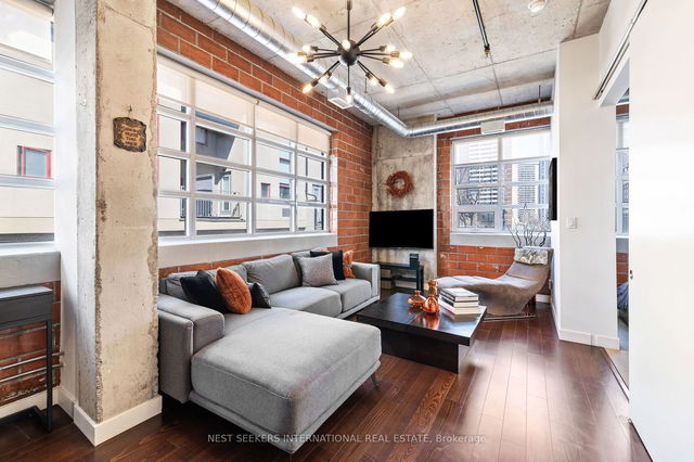 302 - 10 Wellesley Place