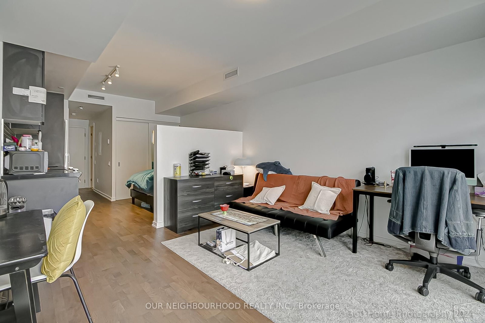 Listing Image 4