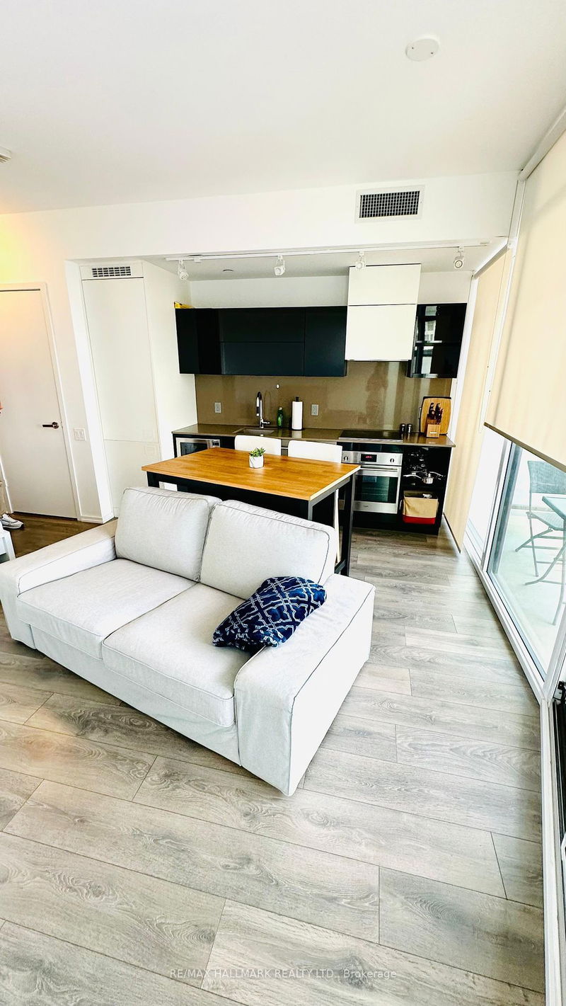 home for lease on 805-125 Peter Street