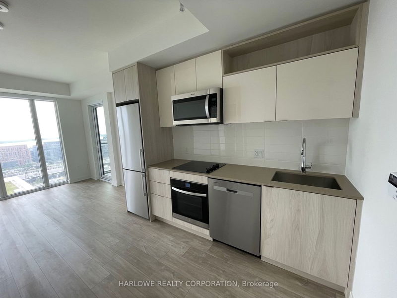 home for lease on 2426 W-135 Lower Sherbourne Street