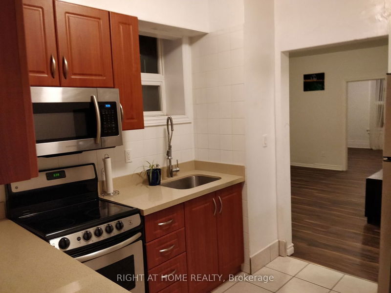 home for lease on 1-715 Ossington Avenue